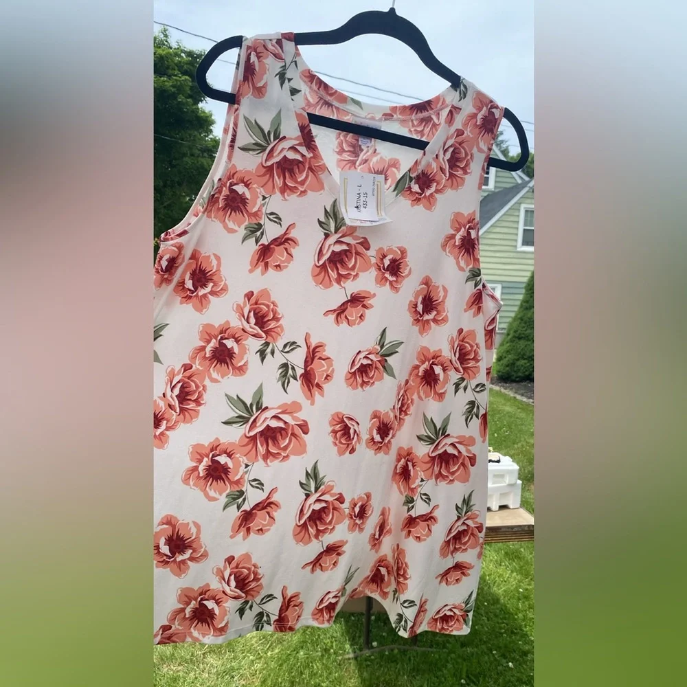 Brand new Kristina LulaRoe top! Tags still on - Picture 1 of 2